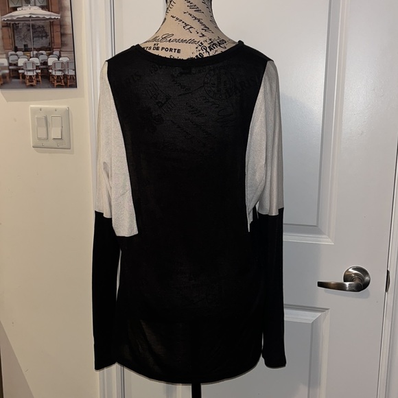 Vince Women’s Colorblock Long Sleeve V neck Tee Black White - Picture 4 of 7